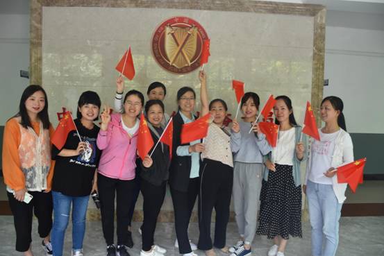 乾县纪委监委机关女干部作为啦啦队为拔河比赛加油前场景