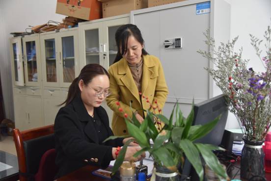 案件审理室干部正在共同探讨案件审理技巧